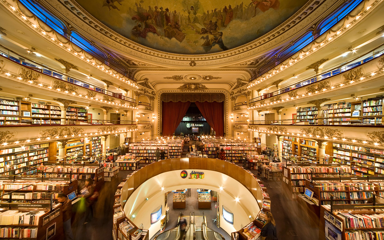 AE3NNN Buenos Aires. Mega bookstore El Ateneo. Converted Theater Grand Splendid, now the largest bookstore of Latin America.