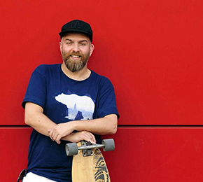 Помеѓу книга и интернет