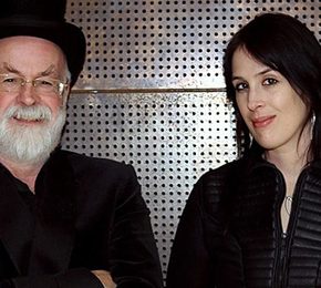 Сер Тери Прачет запаметен од ќерка му, Ријана Прачет