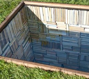 Скулптура од книги раскажува приказна за загубеното знаење