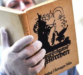 Продадена е книгата со бајки сопственост на Ана Франк