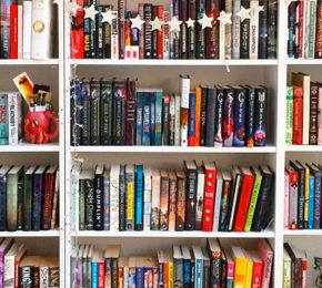 26 полици за книги што ќе ви дадат одлични идеи